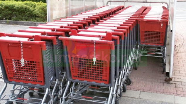 Před nákupním centrem v Šumperku muž přišel o tisíce