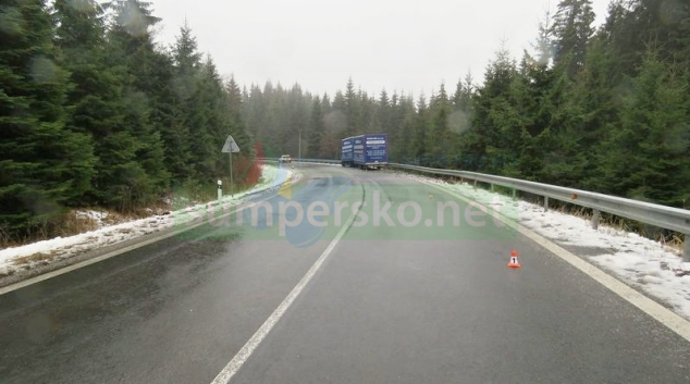 V Sobotíně na náledí havaroval náklaďák s přívěsem