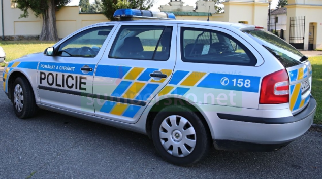 Zloděj během smutečního obřadu v Šumperku vykradl auta