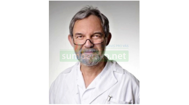 Primář Ivan Schlemmer si chválí nového mikroskopového pomocníka při operaci zraku