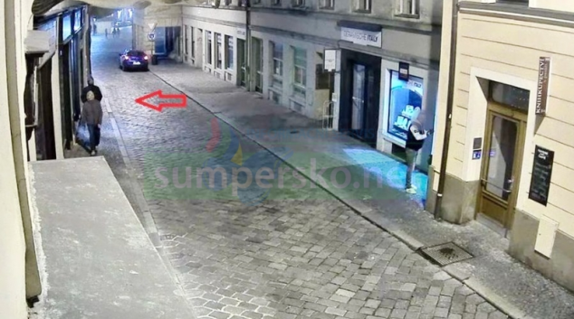 FOTO: Muž měl poškodit fasády domů v Olomouci