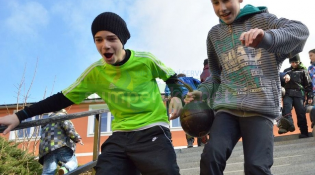Školáci ze Staroměstska si netradičně vydělávají na běžky