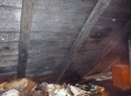 Střecha domu v Chromči začala hořet kvůli jiskře z komína