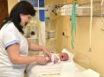 Narozená miminka nově změří až třetí den po porodu