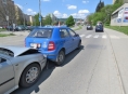 Řidič v Šumperku sledoval dělníky u silnice a havaroval