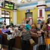 Šumperk - když cestující čekající na vlak překvapí koncert    foto: M. Šuláková