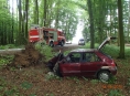AKTUALIZOVÁNO!Po kolizi vozidlo čelně narazilo do stromu
