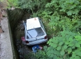 Při nehodě na Hanušovicku spadlo auto do potoka