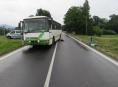 Těžkým zraněním skončil střet cyklistky s autobusem u Chromče