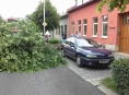 Při nedělní bouřce spadl v Třeštině strom na zaparkované vozidlo