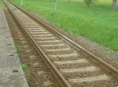 Kamení na kolejích ohrozilo cestující i vlakovou soupravu