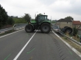 Traktor převážející balíky slámy dostal smyk a převrátil se