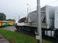 Kamion v Olomouci se srazil na přejezdu s osobním vlakem