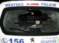 Na vozidlo městské policie si mladík přinesl dlažební kostku 