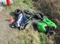 Osmnáctiletý motorkář na Kawasaki havaroval v obci Palonín