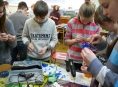 FOTO! Žáci na šumperské škole vyráběli šperk z plastu