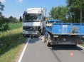 Kolize dvou nákladních vozidel v Oskavě