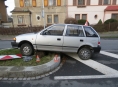 Řidič v Šumperku přehlédl vyvýšený ostrůvek uprostřed silnice