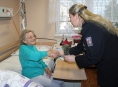 Pacienty šumperské nemocnice navštívili policisté i Mikuláš s družinou