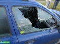 Zloděj vykradl zaparkované auto v Bludově