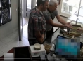 VIDEO! Kriminalisté zjišťují totožnost dvojice, která okrádá zlatníky v kraji
