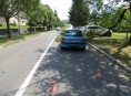 V Šumperku na kapotu projíždějícího vozidla spadla větev stromu
