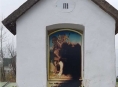 Vandal poškodil malby na hřbitově ve Vidnavě
