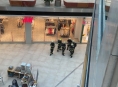 Policie a hasiči evakuovali návštěvníky olomouckého obchodního centra