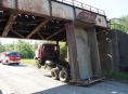 Řidič na Šumpersku narazil korbou do mostu