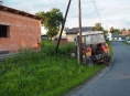 Mladík s traktorem nezvládl v Třeštině projet zatáčkou