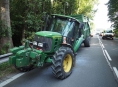 Silnici u Postřelmova blokoval traktor