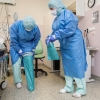 Zdravotníci oddělení ARO prostějovské nemocnice se oblékají do ochranných obleků    zdroj foto: Agel