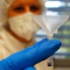 Vzorek slin pacient odevzdá do malé zkumavky s trychtýřem    zdroj foto: AGEL