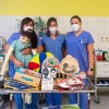 Zdravotníkům v péči o malé pacienty pomáhá panenka Ája     zdroj foto: FNOL