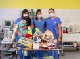 Zdravotníkům v péči o malé pacienty pomáhá panenka Ája