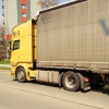 Řidič nákladní soupravy zdemoloval svodidla    zdroj foto: PČR
