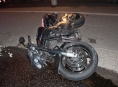 Ujíždějícímu motorkáři se nezdařil úhybný manévr a naboural policejní auto
