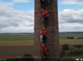 VIDEO. Hasiči-lezci využili při výcviku dva komíny