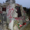 Olomouc - poškozené náhrobky      zdroj foto: PČR