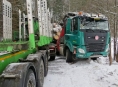 Střet dvou nákladních vozidel na úzké silnici
