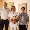 Dagmar Hetclové pogratulovali ředitel nemocnice Roman Havlík a náměstkyně nelékařských oborů Andrea Drobiličová  zdroj foto: FNOL