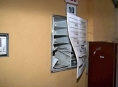 Zapálený dělobuch hodil vandal v Zábřehu do poštovních schránek