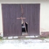 Poškozená vrata     zdroj foto: PČR