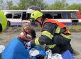 Hasiči při cvičení zachraňovali desítky zraněných z autobusů