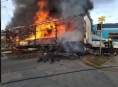 Po střetu hořel vlak, kamion i osobní auto