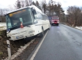 Autobus na Jesenicku najel na nezpevněnou krajnici