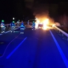 Muži zachránili řidiče z hořícího auta   zdroj foto: PČR