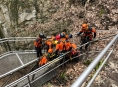 FOTO: Když hasiči zachraňují z nejhlubší propasti světa