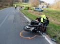 Řidič osobního vozidla narazil do motorkáře