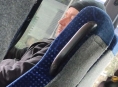 Muž se při jízdě v autobusu obnažoval